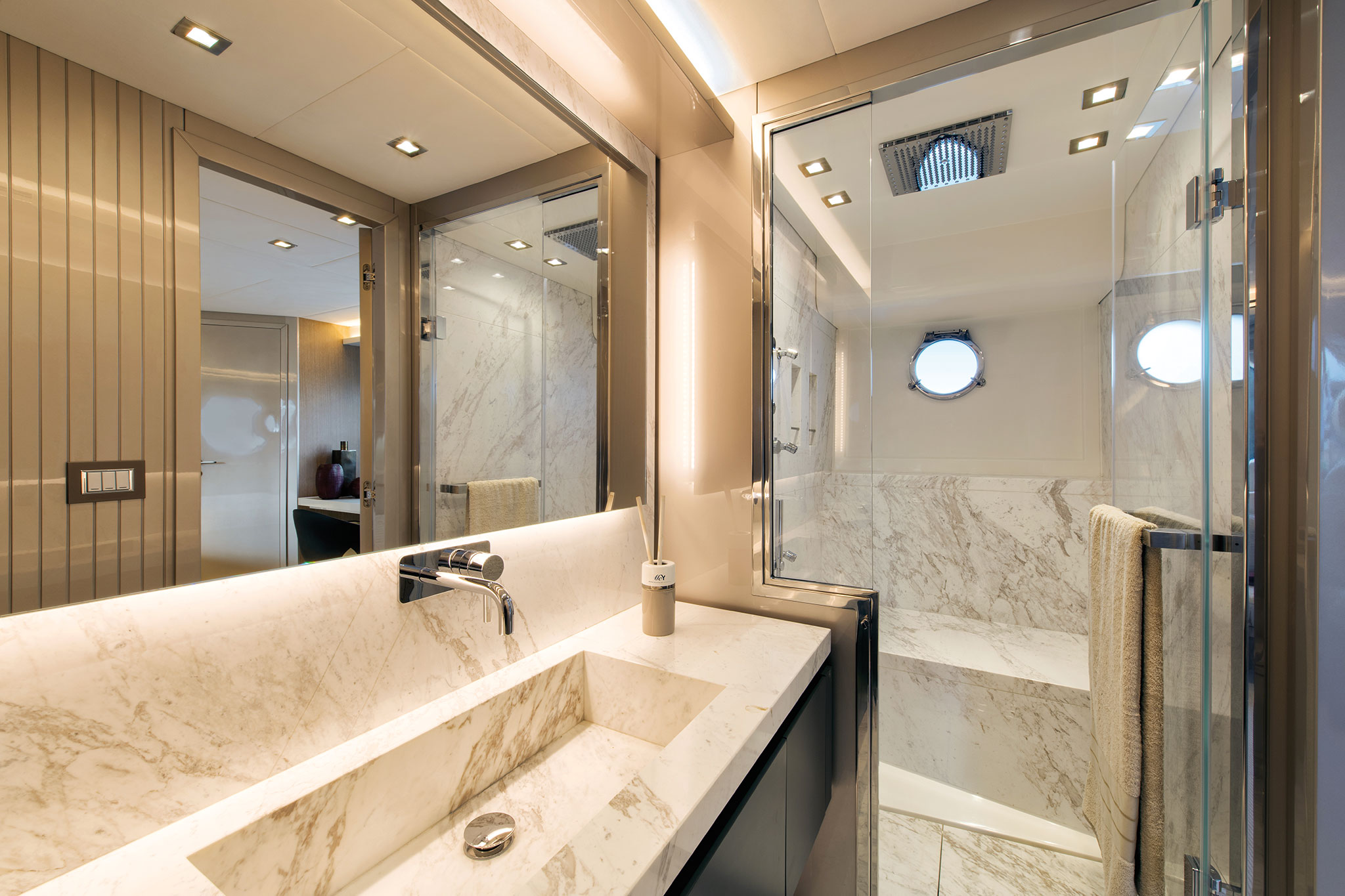 monte-carlo-yachts-70-Owner_cabin_ensuite-yachts-france-172